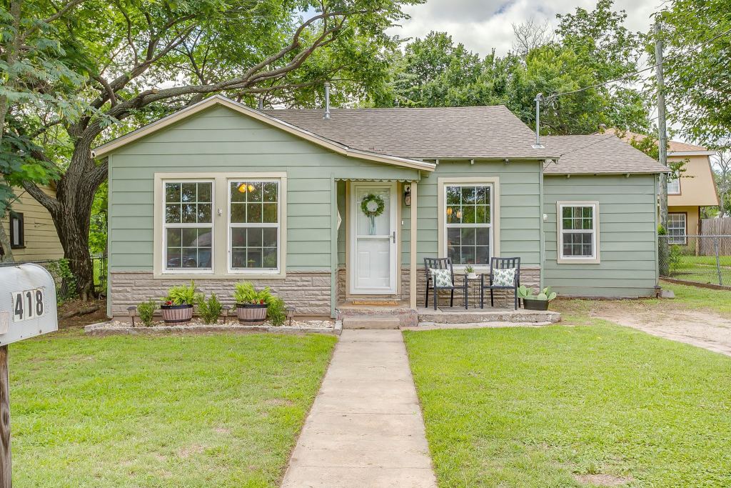 418 E Akard Street, Weatherford, TX 76086 — photo 1