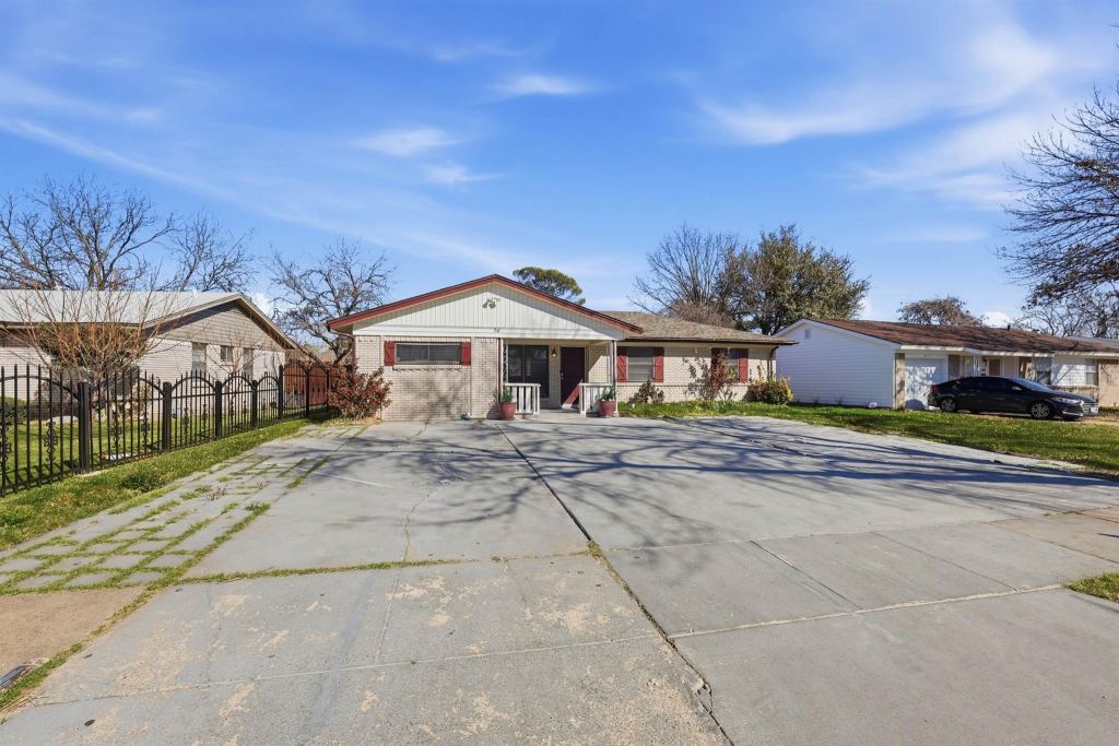 242 W Cober Drive, Grand Prairie, TX 75051 — photo 1