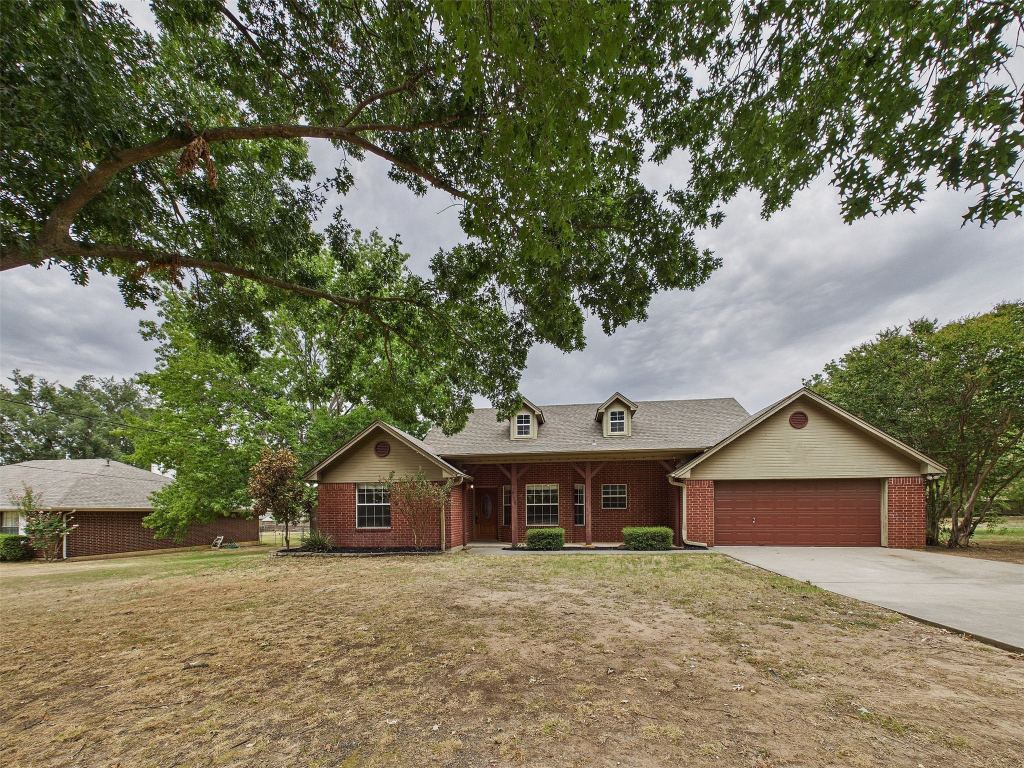 616 W Walcott Street, Pilot Point, TX 76258 — photo 1