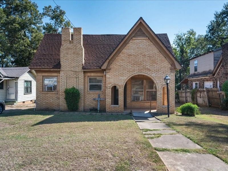 1215 N Confederate Avenue