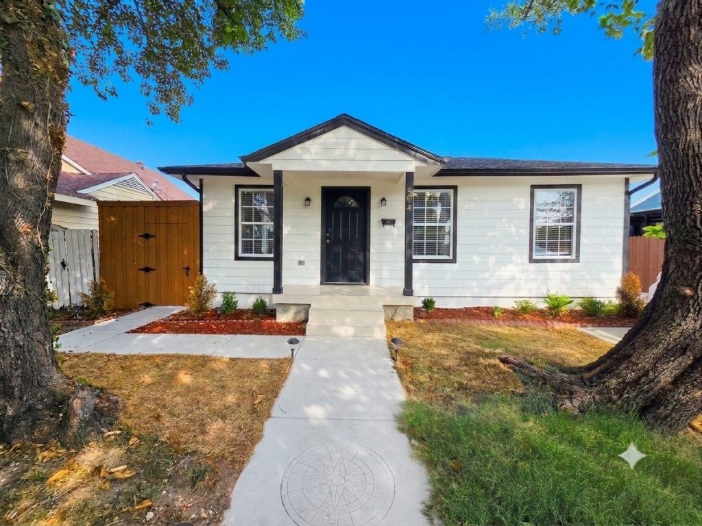 914 17th Street, Grand Prairie, TX 75050 — photo 1