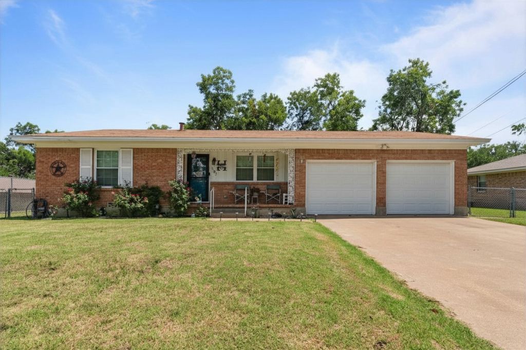 107 Woodard Avenue, Cleburne, TX 76033 — photo 1