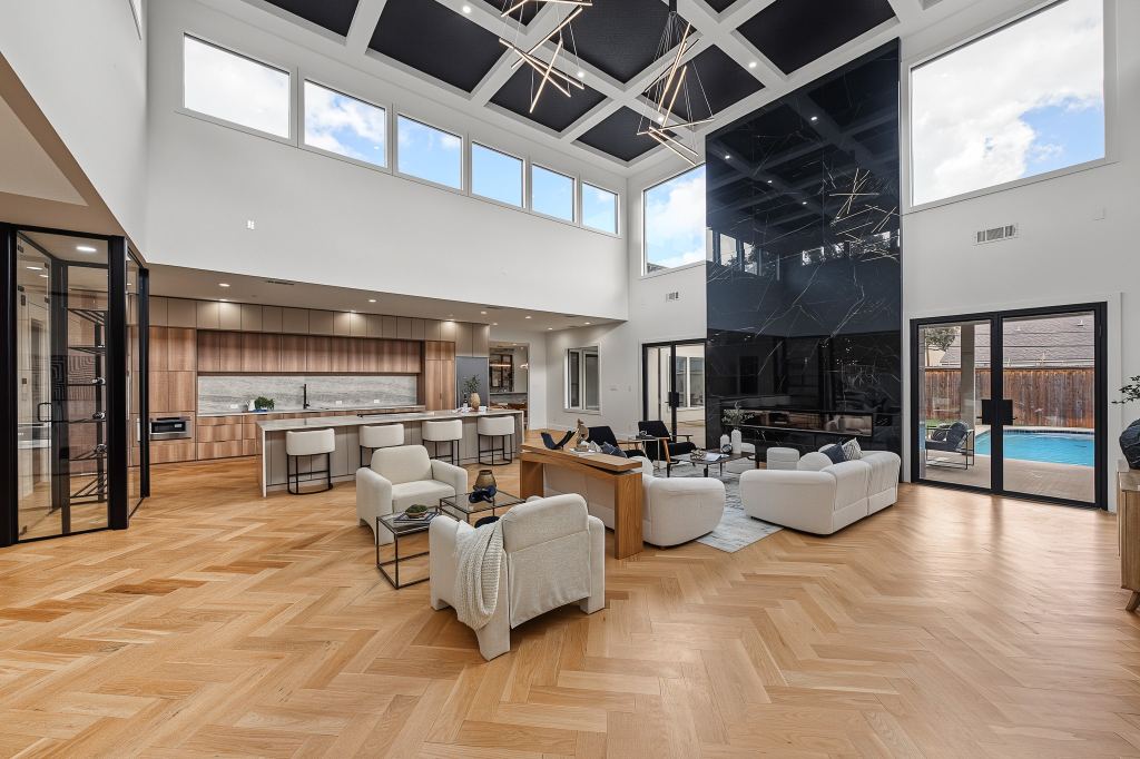 14140 Edgecrest Drive