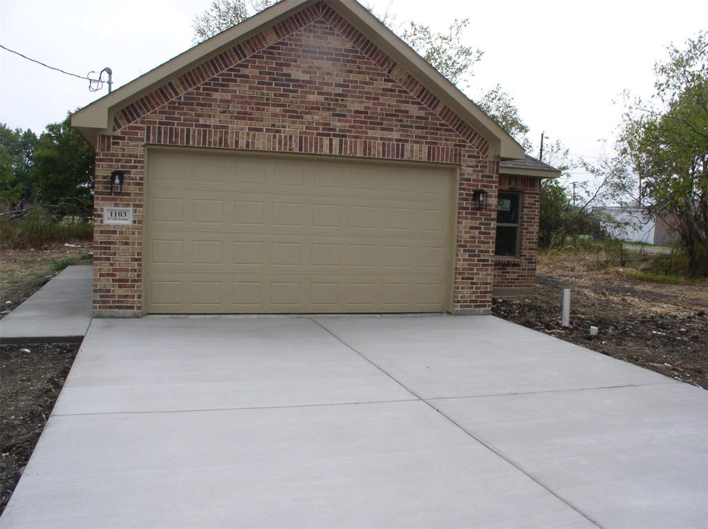 1103 E 12th Avenue, Corsicana, TX 75110 — photo 1