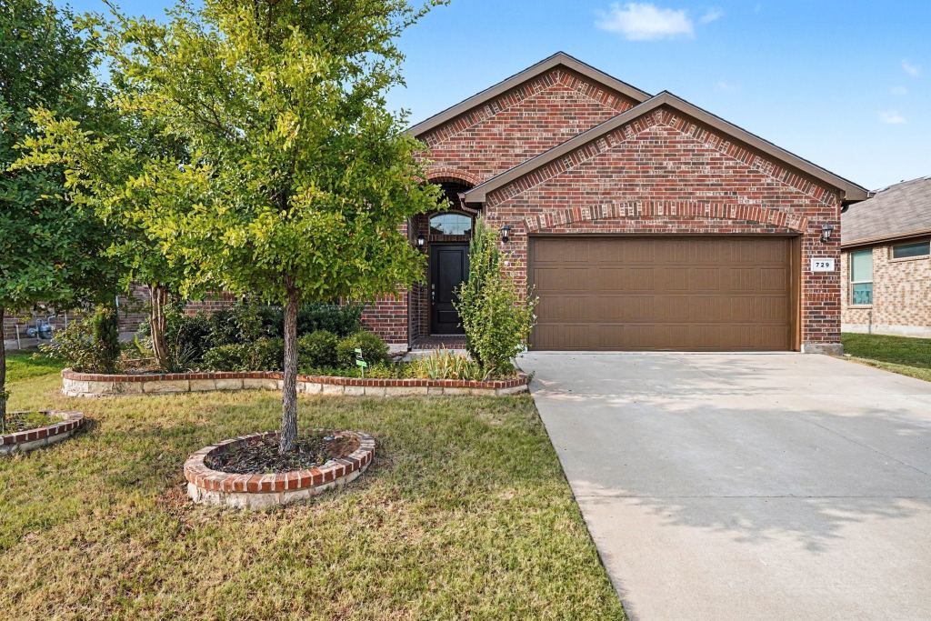 729 Rebecca Lane, Saginaw, TX 76131 — photo 1