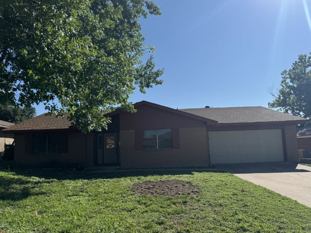 208 Prairie Wind Boulevard, Stephenville, TX 76401 — photo 1