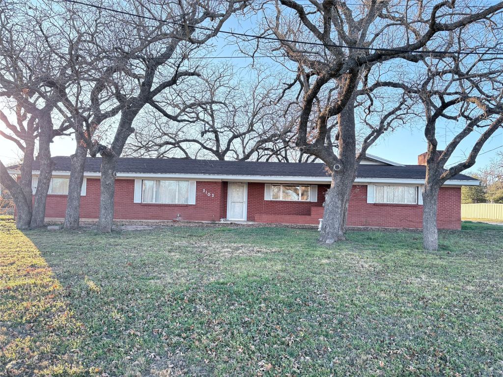 3103 N Oak Avenue, Mineral Wells, TX 76067 — photo 1