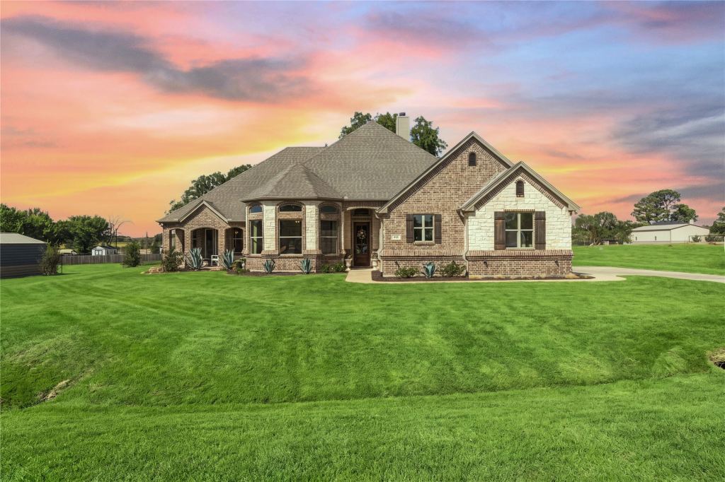 111 Eagle Point N, Azle, TX 76020 — photo 1