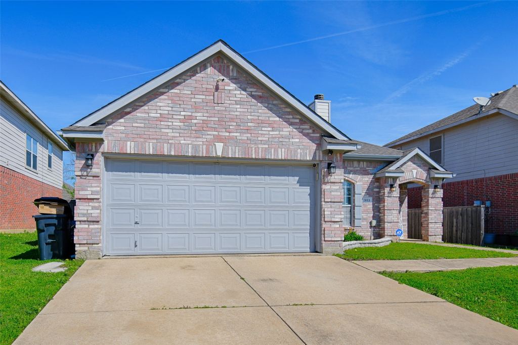 903 Gillon Drive, Arlington, TX 76001 — photo 1