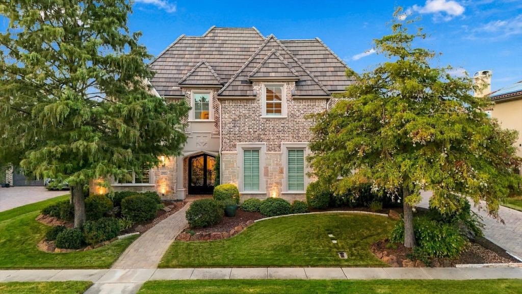 627 Lake Point Drive, Irving, TX 75039 — photo 1