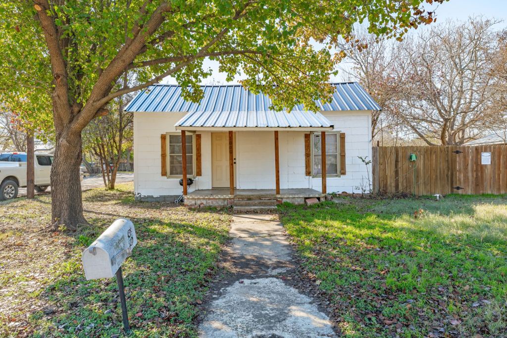 1000 N Clinton Street N, Stephenville, TX 76401 — photo 1