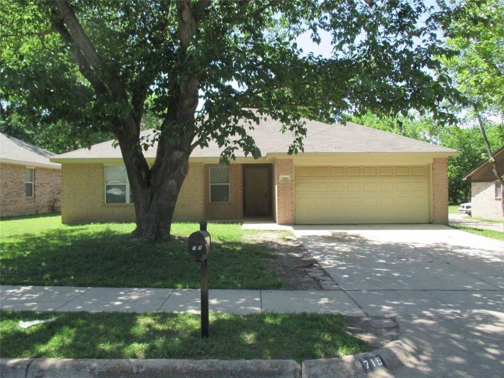 719 Hallvale Drive, White Settlement, TX 76108 — photo 1