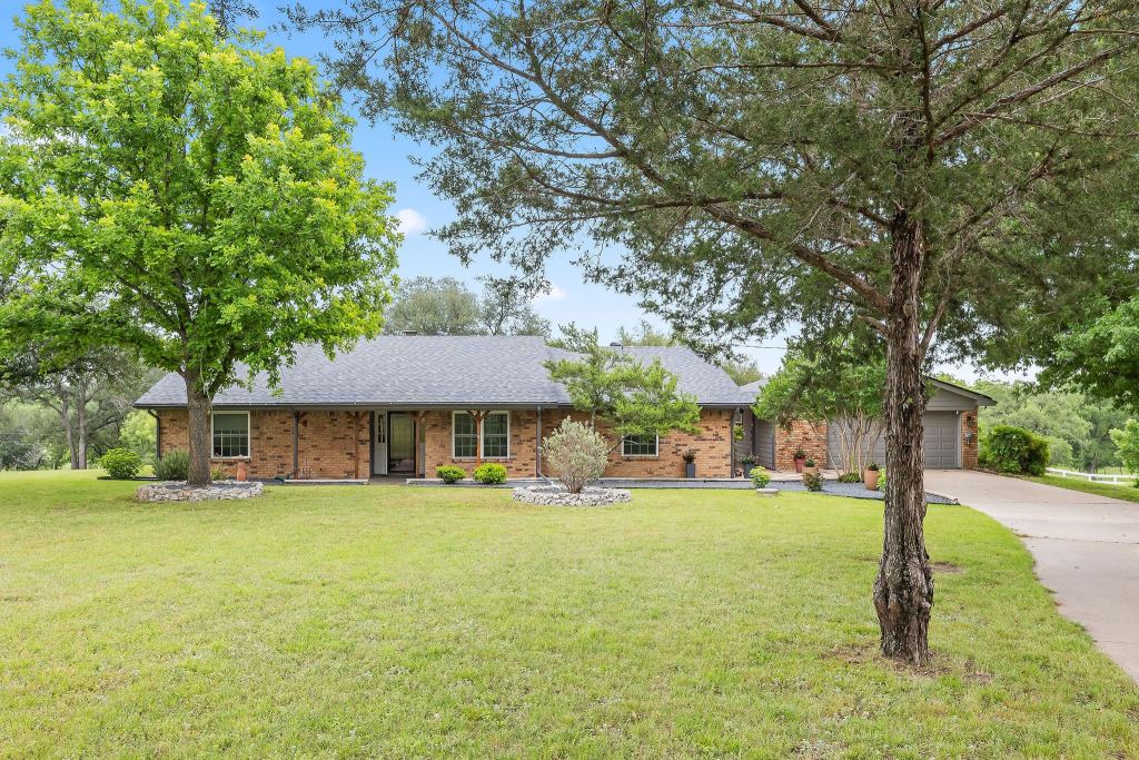 410 De La Cruz Street, Weatherford, TX 76085 — photo 1