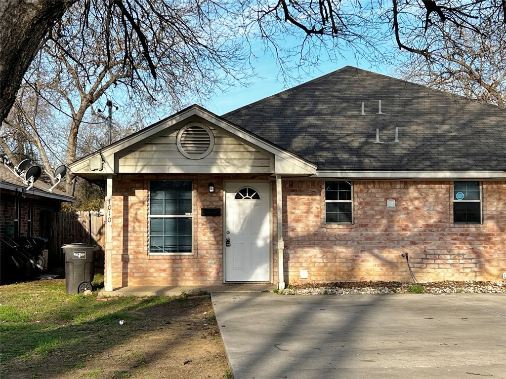 1010 S Retta Street, Fort Worth, TX 76111 — photo 1