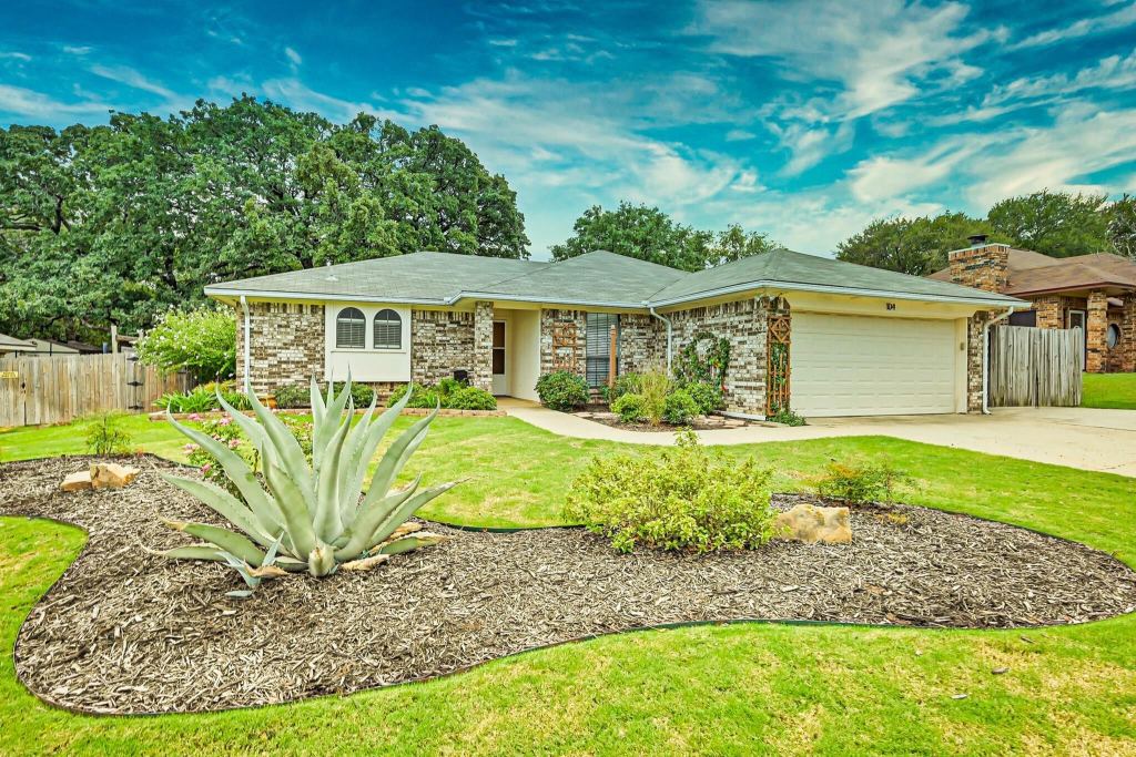 104 Hilltop Drive, Kennedale, TX 76060 — photo 1