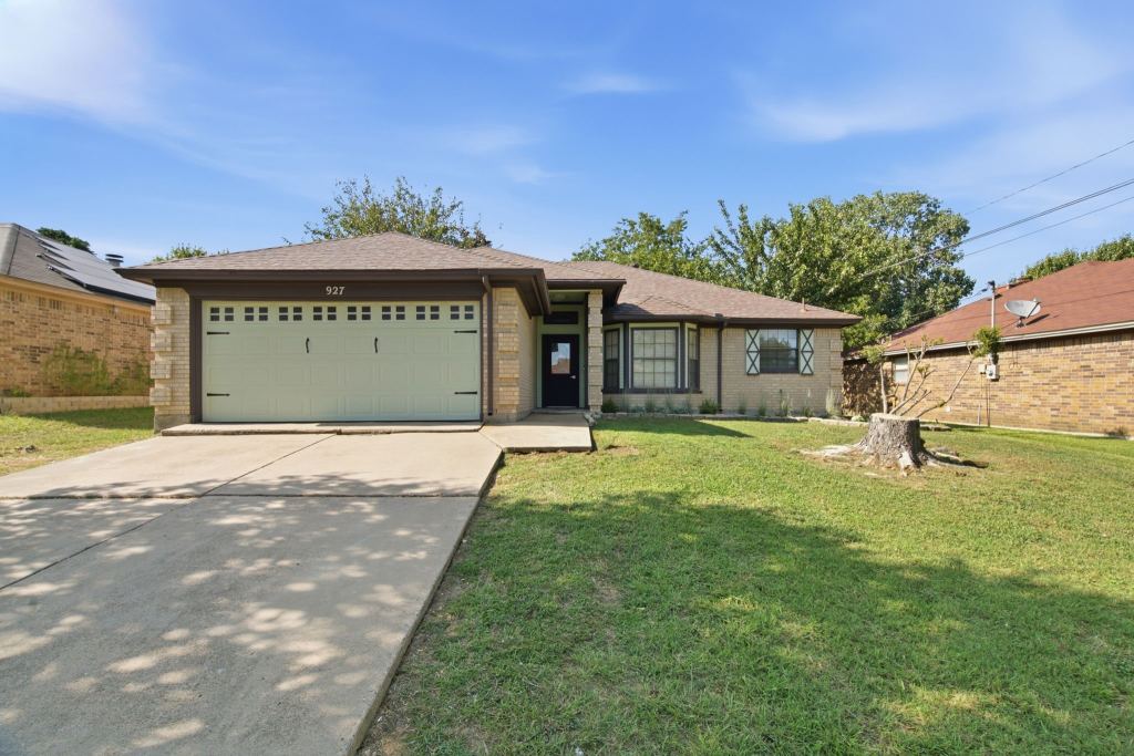 927 Freestone Drive, Arlington, TX 76017 — photo 1