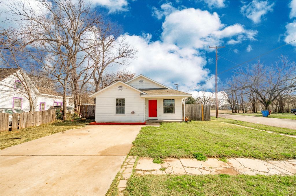 701 E College Street, Sherman, TX 75090 — photo 1