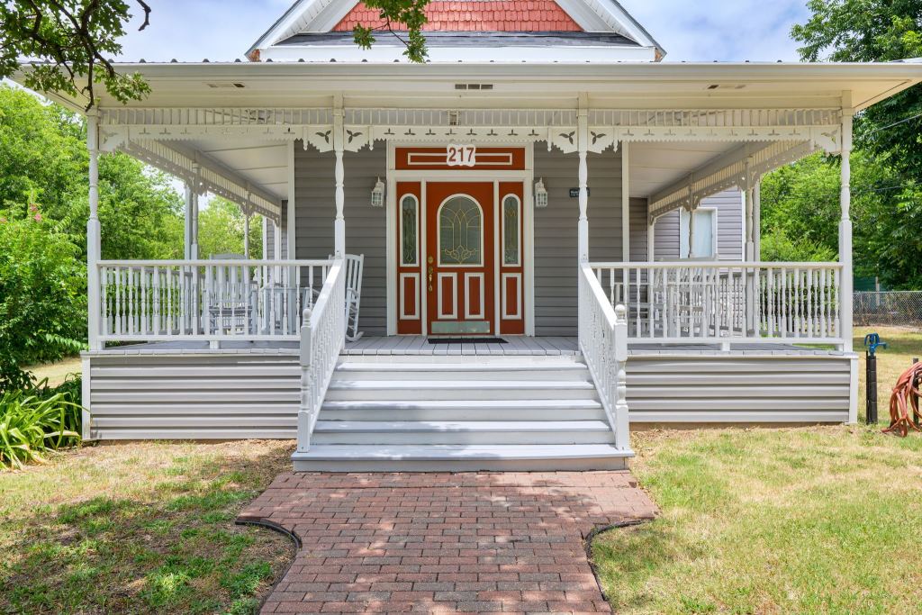 217 E 1st Street, Weatherford, TX 76086 — photo 1