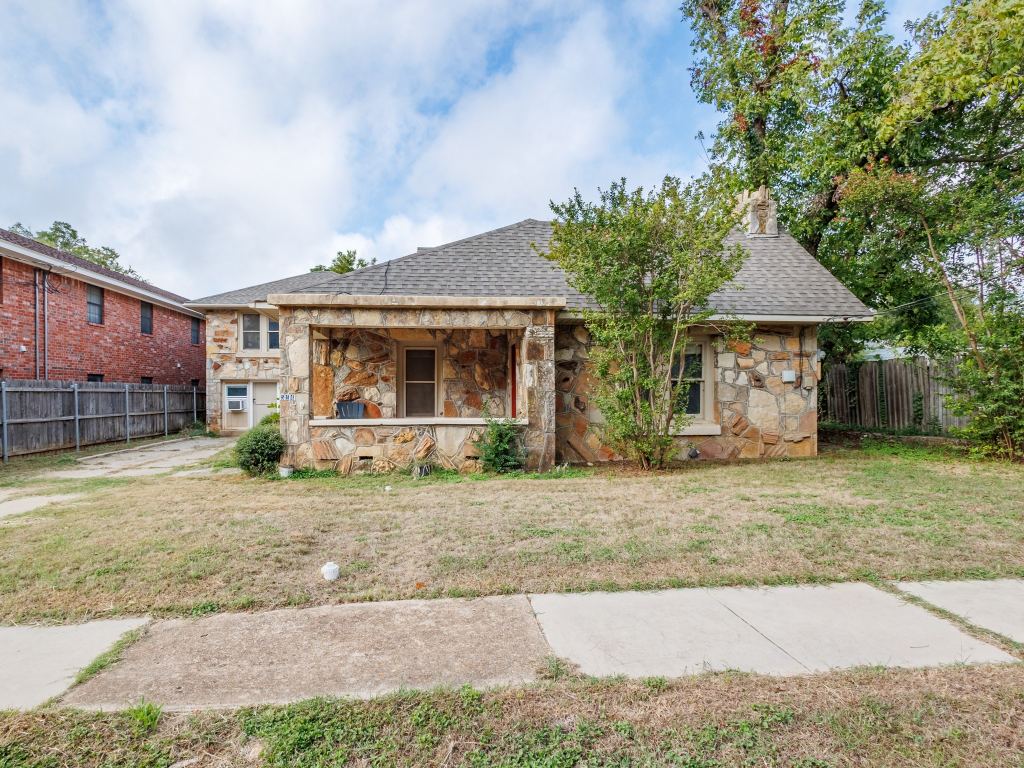 544 N Clinton Street, Stephenville, TX 76401 — photo 1