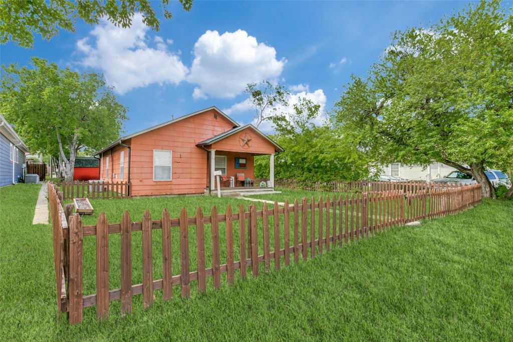 612 E Wall Street, Grapevine, TX 76051 — photo 1