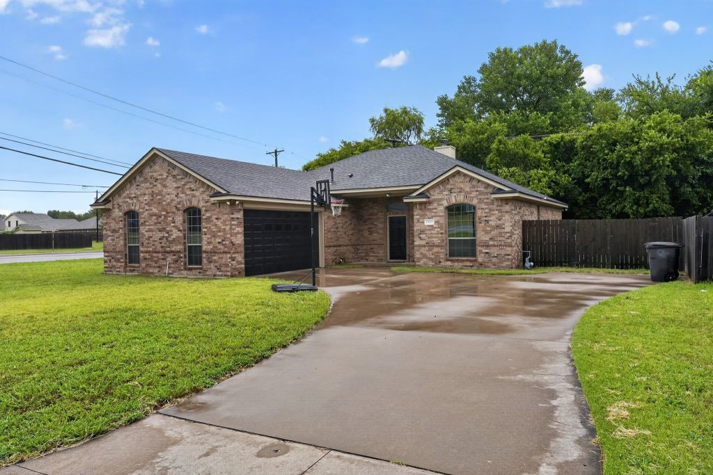 1301 Hyde Park Boulevard, Cleburne, TX 76033 — photo 1