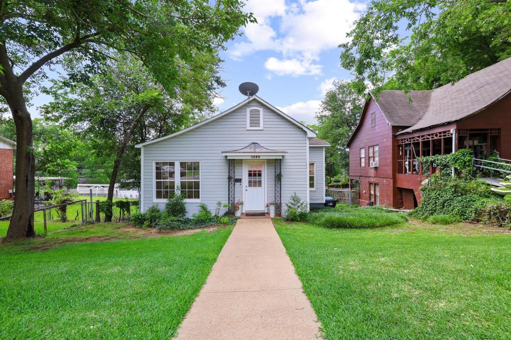 1322 W Chestnut Street, Denison, TX 75020 — photo 1