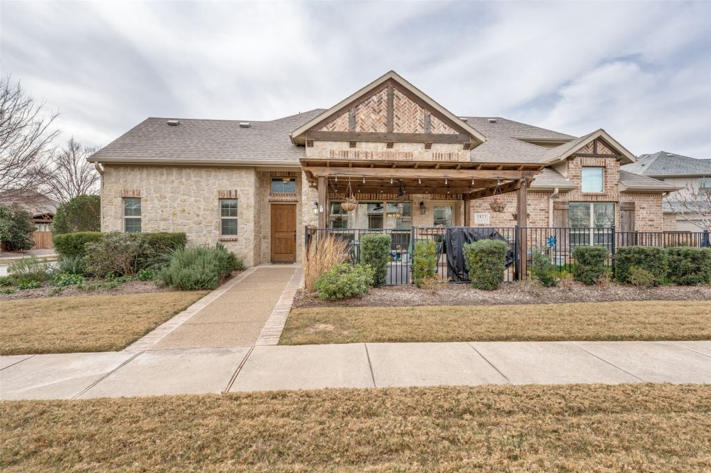 1023 Birds Fort Trail, Arlington, TX 76005 — photo 1
