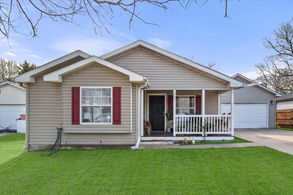 2301 W 13th Avenue, Corsicana, TX 75110 — photo 1