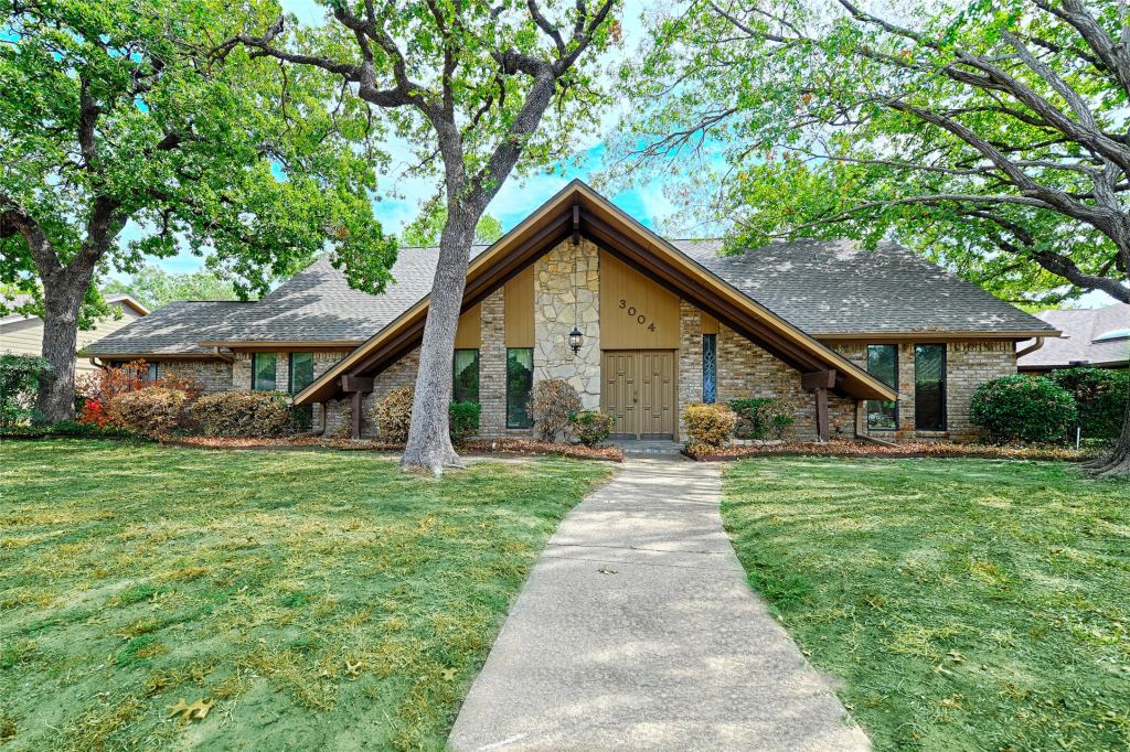 3004 Wingren Road, Irving, TX 75062 — photo 1