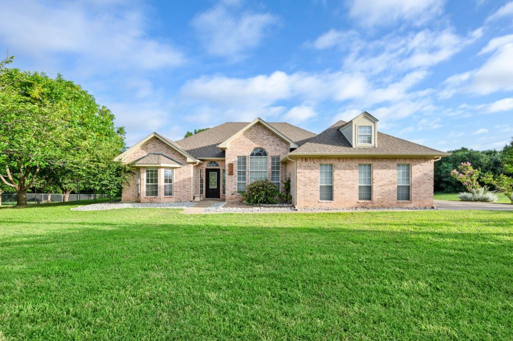 214 Knob Hill Drive, Granbury, TX 76048 — photo 1