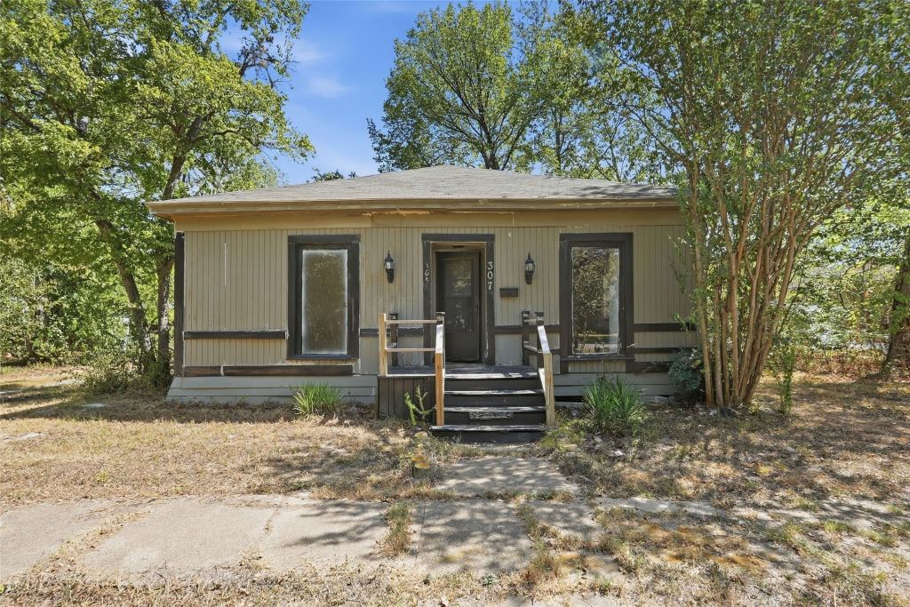307 S Goodman, Kerens, TX 75144 — photo 1