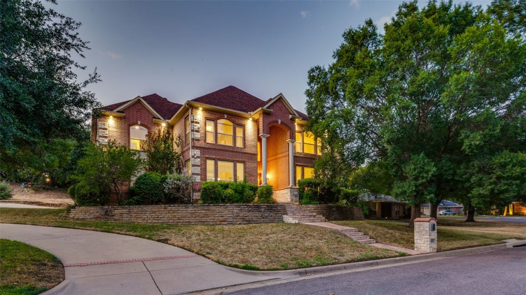 8925 Hunters Glen Trail