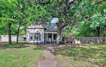 707 S Robinson Street, Cleburne, TX 76031 — photo 1