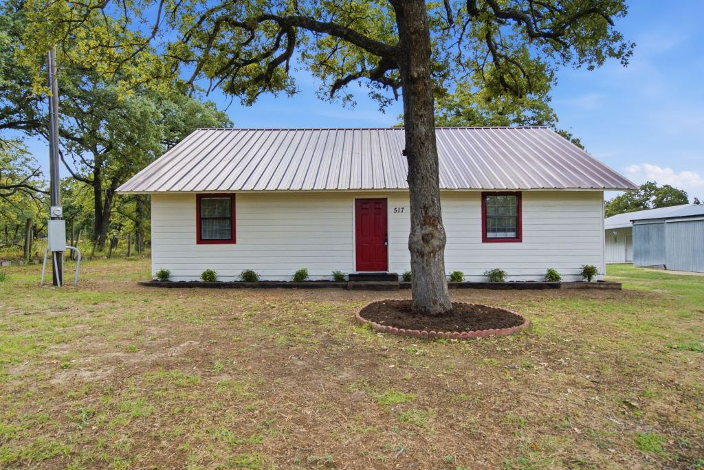 517 Sandy Oaks Road, Springtown, TX 76082 — photo 1