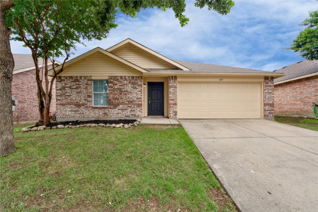 829 Santa Rosa Drive, Fort Worth, TX 76052 — photo 1