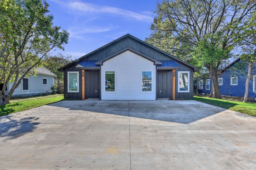 720 W Texas Street, Denison, TX 75021 — photo 1