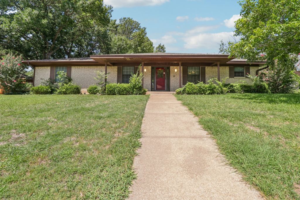 2030 Huntington Drive, Grand Prairie, TX 75051 — photo 1