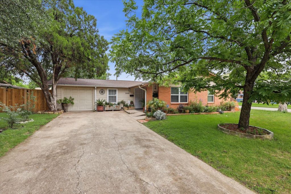 2800 Brockbank Drive, Irving, TX 75062 — photo 1