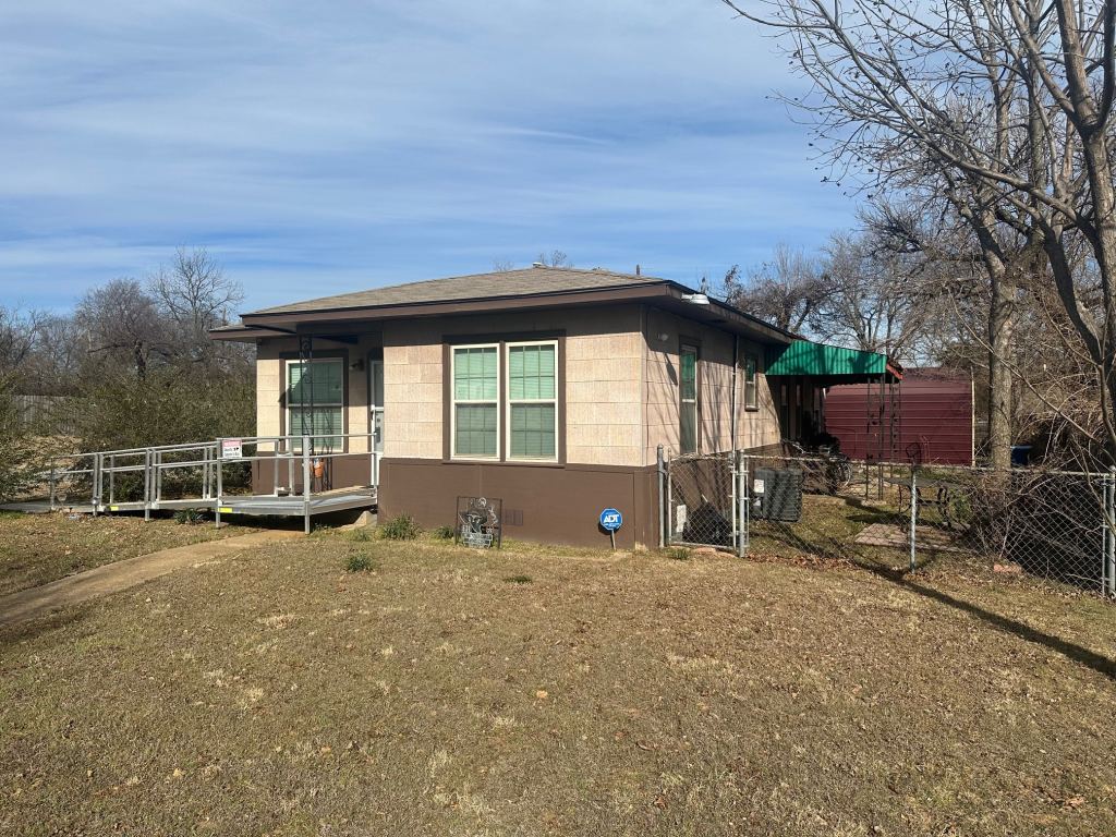 631 W Walker Street, Denison, TX 75020 — photo 1