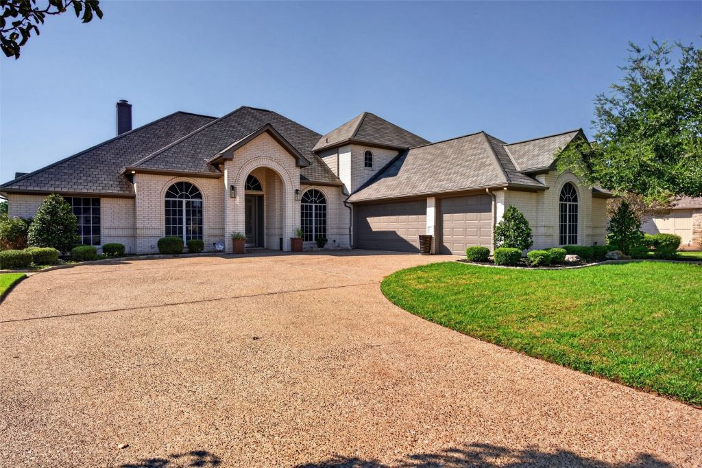 2612 Waters Edge Drive, Granbury, TX 76048 — photo 1
