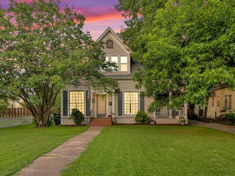 823 S Crockett Street, Sherman, TX 75090 — photo 1