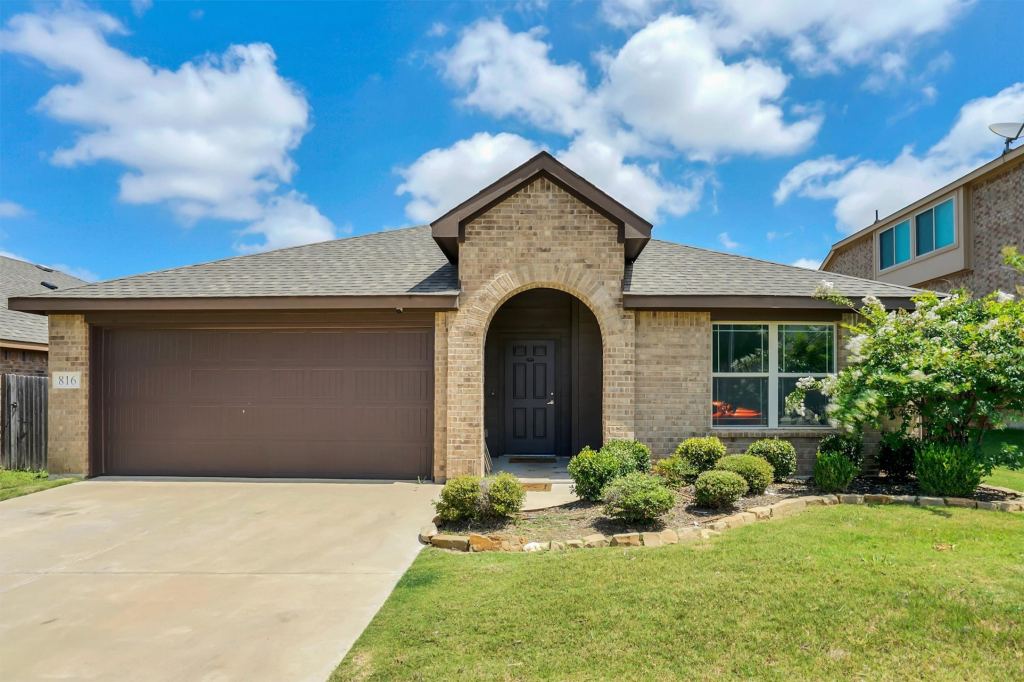 816 Oriel Circle, Fort Worth, TX 76036 — photo 1