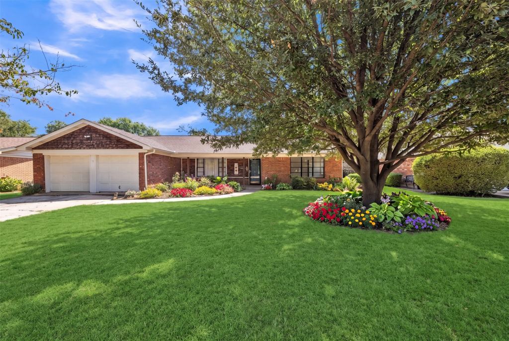5745 Wimbleton Way, Fort Worth, TX 76133 — photo 1