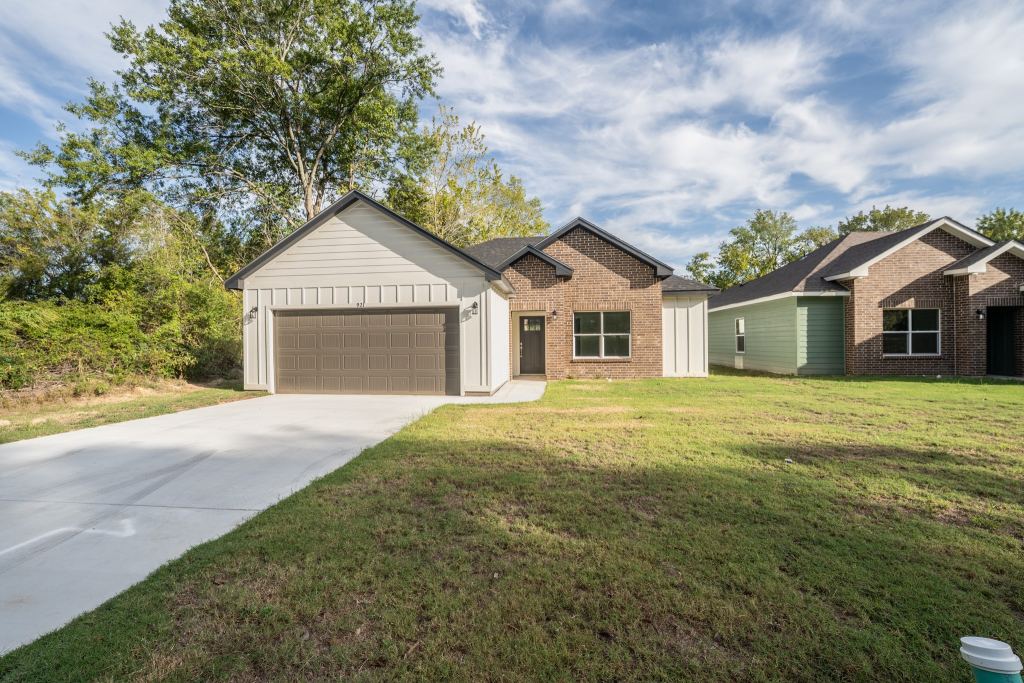921 Putman, Sulphur Springs, TX 75482 — photo 1