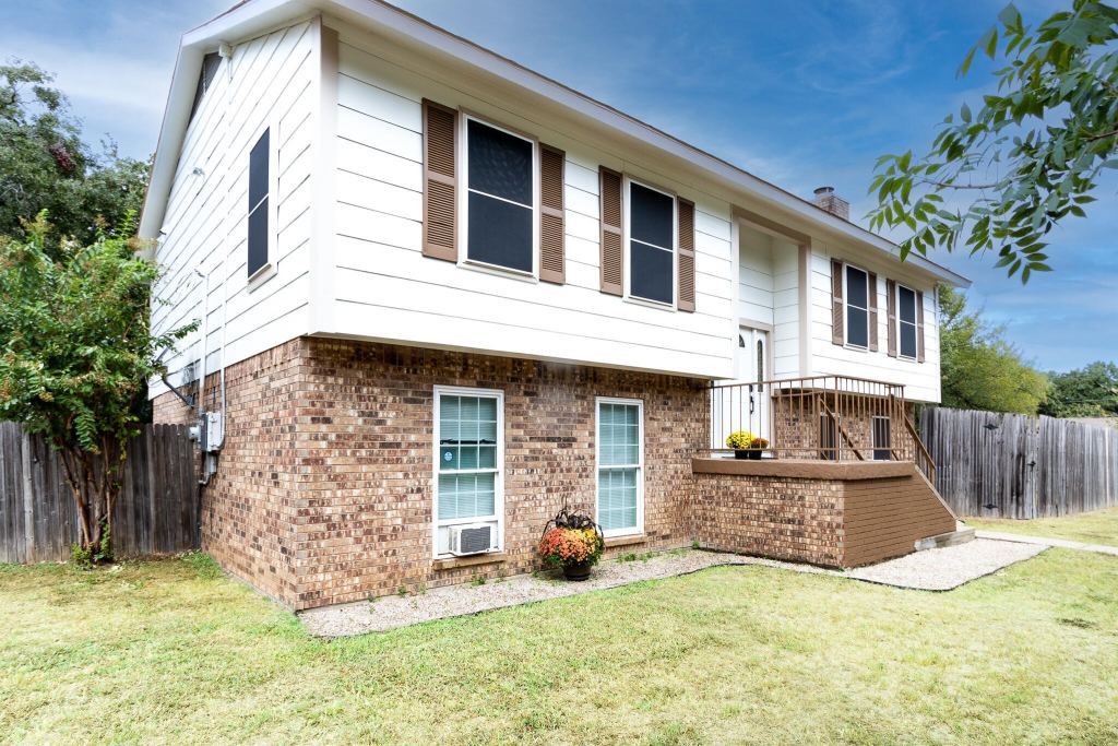5000 Bama Drive, Arlington, TX 76017 — photo 1