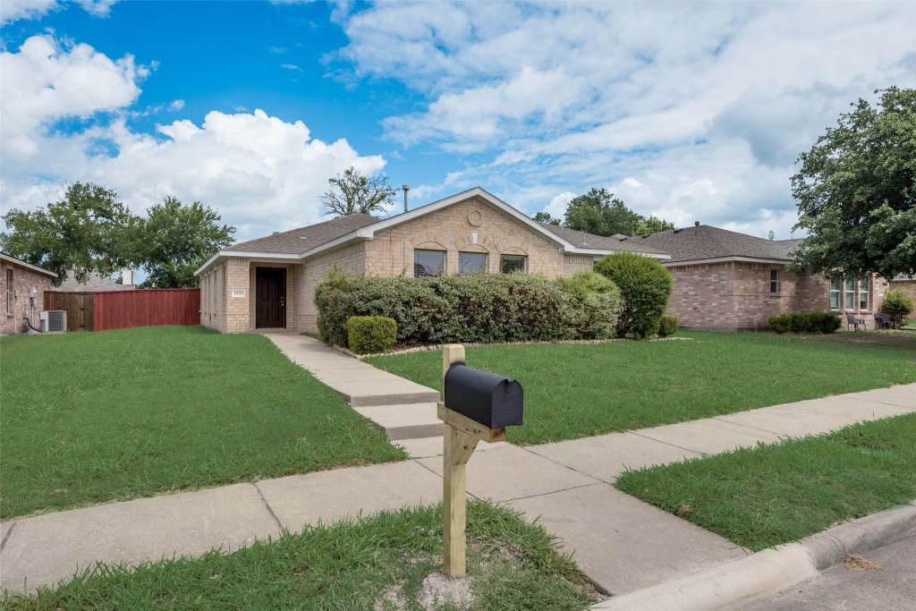 2133 Lone Pecan Drive, Mesquite, TX 75181 — photo 1
