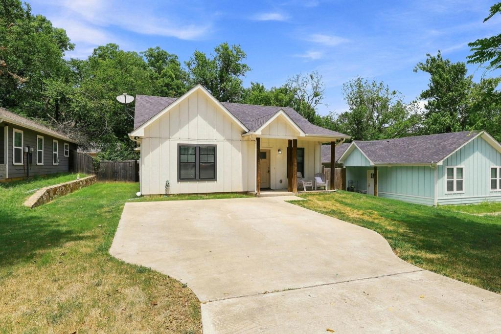517 E Hanna Street, Denison, TX 75021 — photo 1