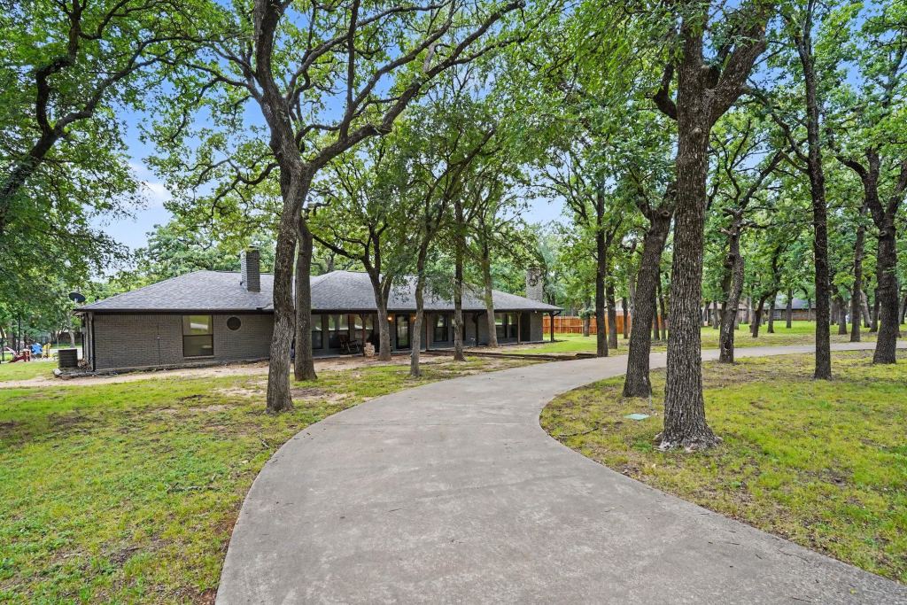 1908 Thousand Oaks Drive, Burleson, TX 76028 — photo 1