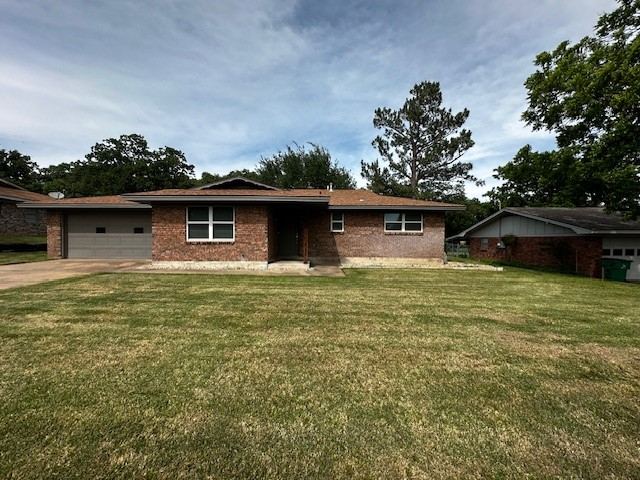 829 N Charlotte Avenue, Stephenville, TX 76401 — photo 1