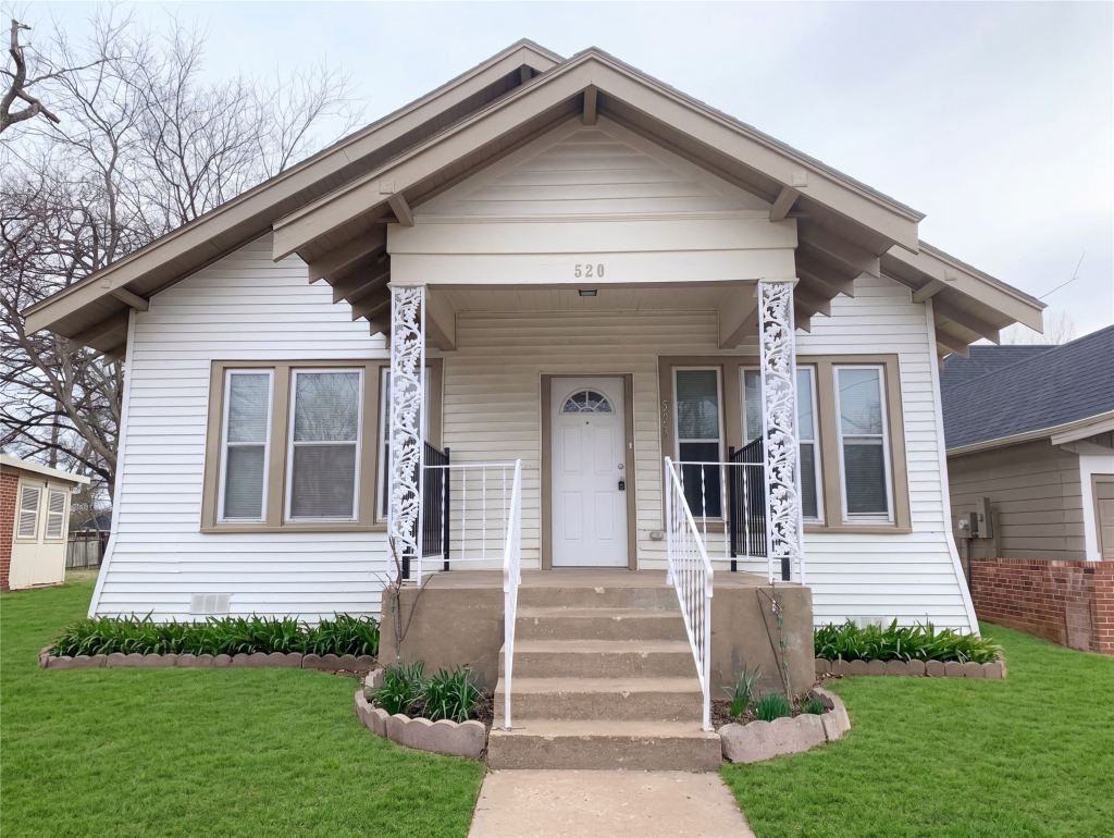 520 E Day Street, Denison, TX 75021 — photo 1
